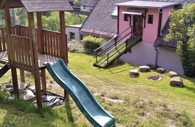 Nice apartment in villa for 4 guests with pool, WIFI, TV, patio, pets allowed and parking