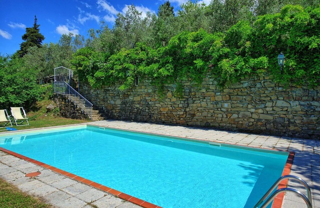 Nice apartment for 5 people with WIFI, pool, TV and pets allowed, close to Greve In Chianti