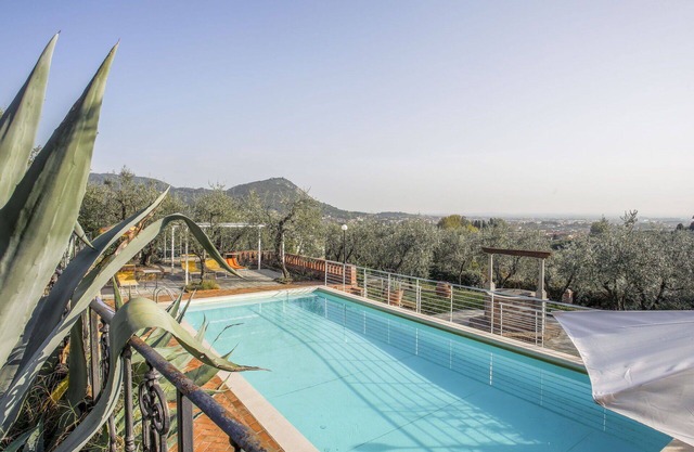 Nice apartment for 6 guests with pool, hot tub, WIFI, TV, patio, pets allowed and parking