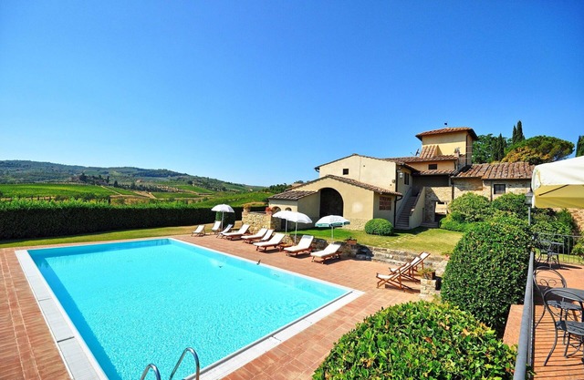 Nice apartment with A/C, WIFI, pool, TV and pets allowed, close to Greve In Chianti
