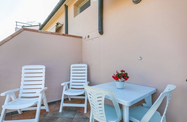 Nice apartment for 6 people with WIFI, A/C, TV, balcony and parking