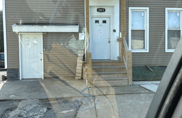 Nice Apartment Downtown UticanSecond floor located close night club Varick st