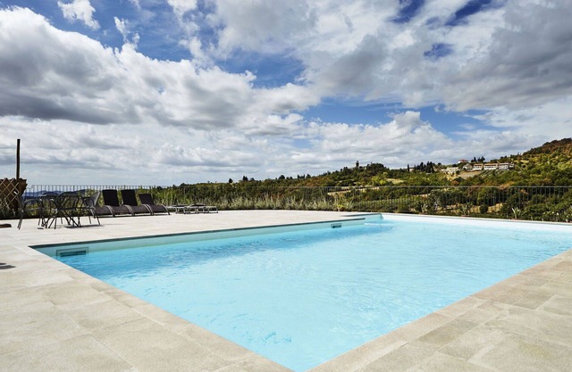 Nice apartment for 2 guests with pool, WIFI, TV, pets allowed and panoramic view, close to Arezzo