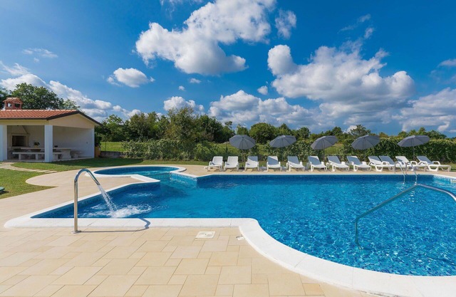 Nice apartment for 7 people with pool, A/C, WIFI, TV and balcony