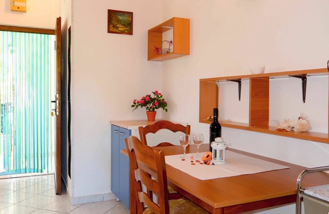 Nice apartment for 10 people with WIFI, A/C, pool, TV, patio, pets allowed and parking