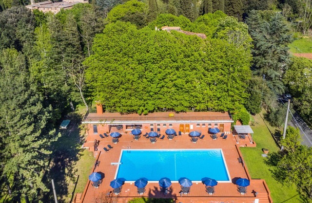 Nice apartment in villa for 8 people with WIFI, pool, TV, terrace, pets allowed and parking