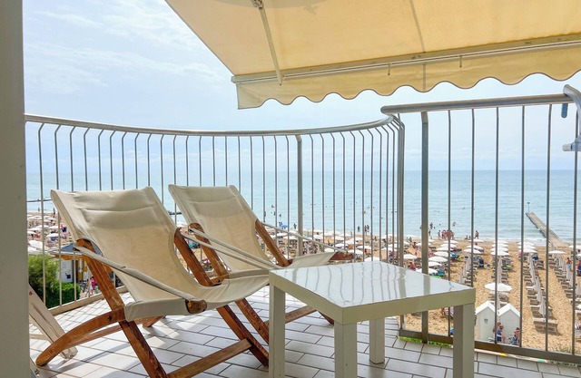 nice apartment on the sea