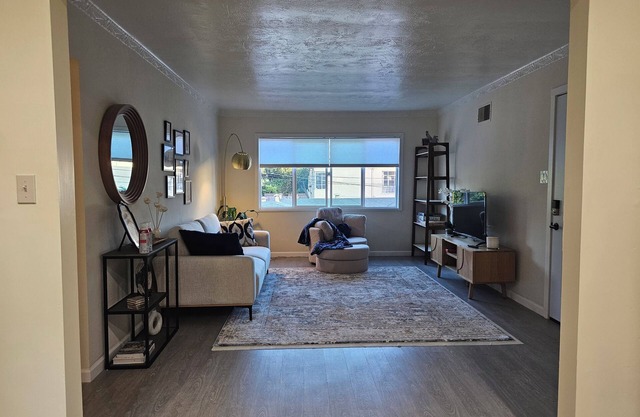 Nice apartment with AC in vibrant Oakland Maxwell Park area.