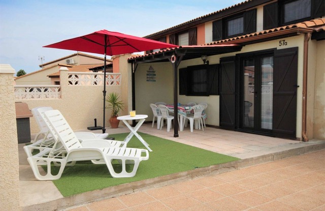 Nice corner villa located with airco in LES TAMARIS (pool extra fees), 2 bedrooms, 3 stars, Wifi,.