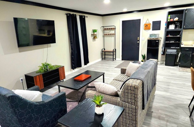Nice Detatched Garage Studio Apartment Minutes from everything!Private Entrance!