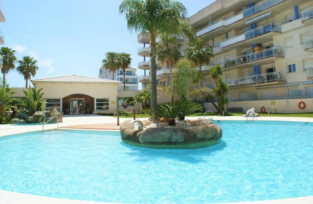 Nice flat in Roses with swimming pool and parking AV-66