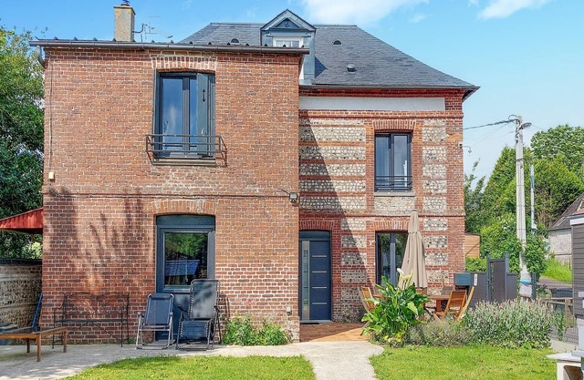 Nice home in Saint-Vaast-d'Equiqueville
