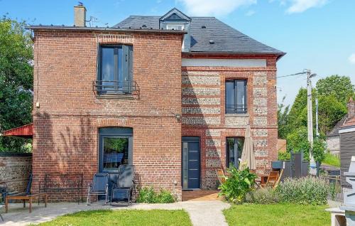 Nice Home In Saint-Vaast-D'equiqueville