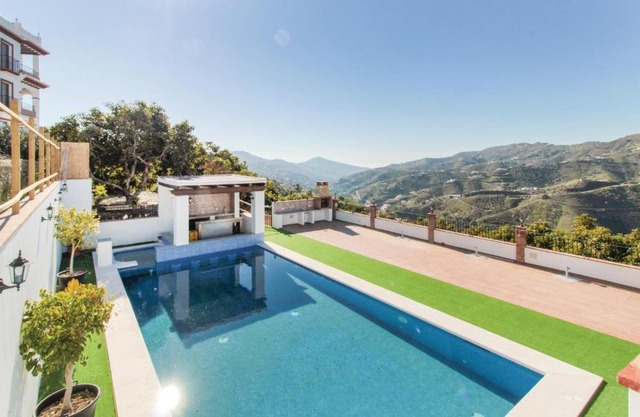Nice Home In Canillas De Albaida With 2 Bedrooms, Jacuzzi And Wifi