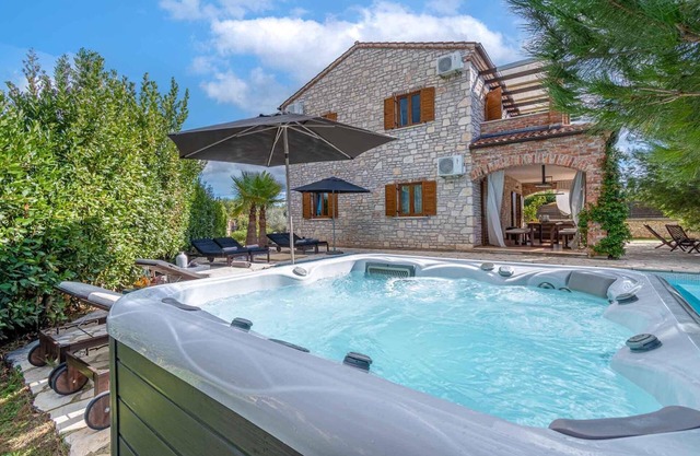 Nice home in Cabrunici with WiFi