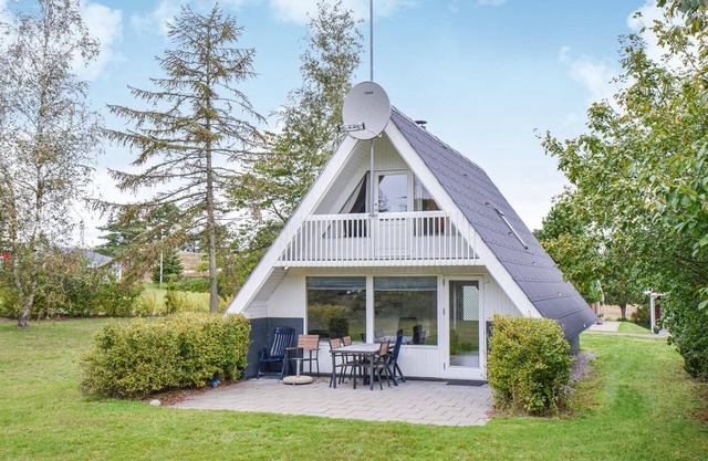 Nice home in Ebeltoft with WiFi