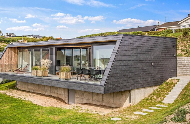 Nice home in Ebeltoft with kitchen