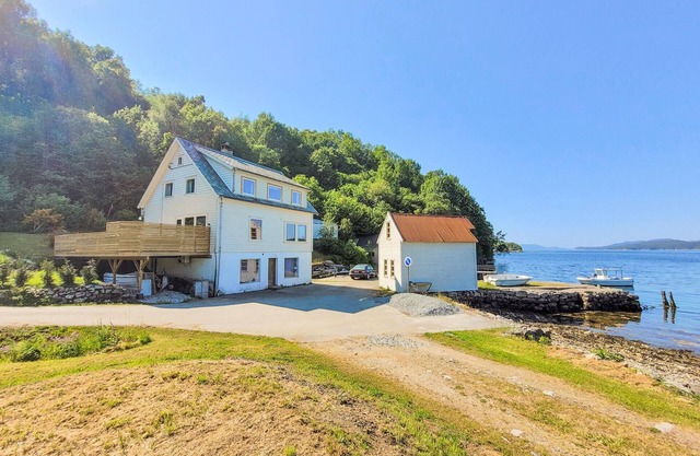 Nice home in Fitjar with house sea view