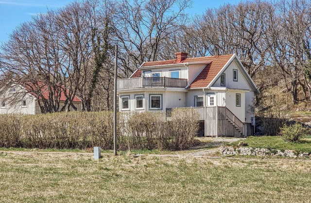 Nice home in Långekärr with kitchen