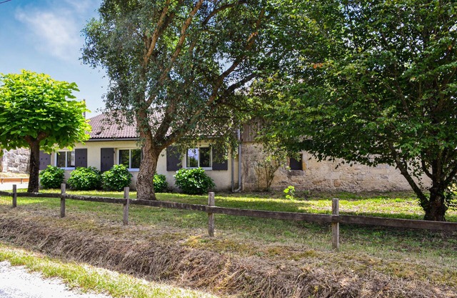 Nice home in Laruscade with WiFi