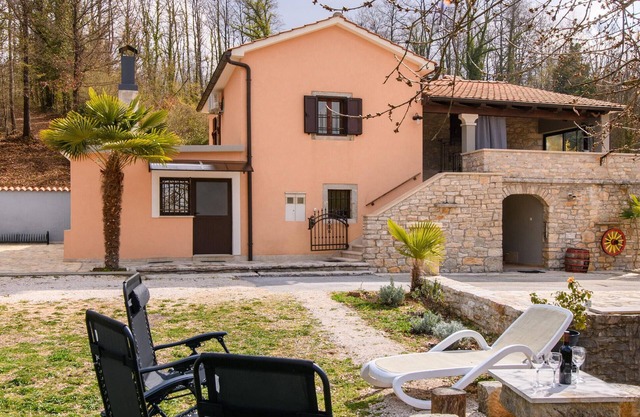Nice home in Mandalencici with kitchen