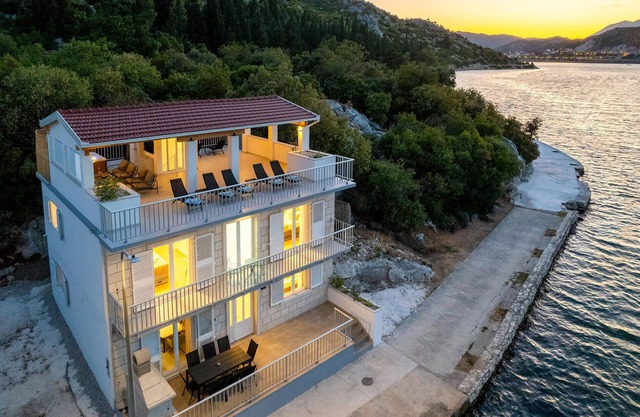 Nice home in Rogotin with harbor view