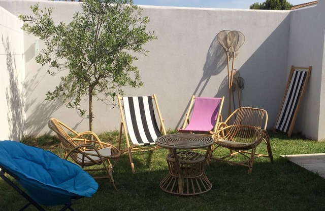 Nice house with garage and enclosed garden in the center of Loix for 4 people