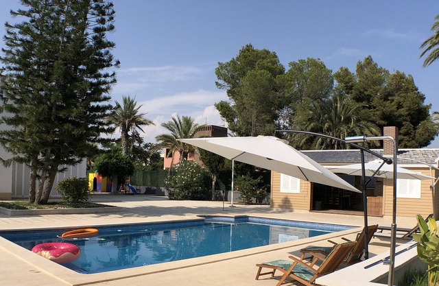 Nice modern villa, with six bedrooms and five bathrooms. With pool and jacuzzi