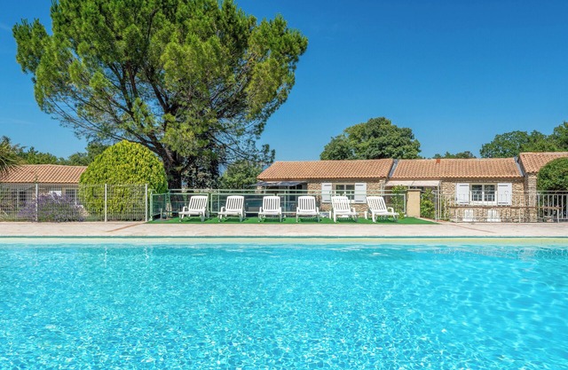 Nice provencal cottage in a tourist residence