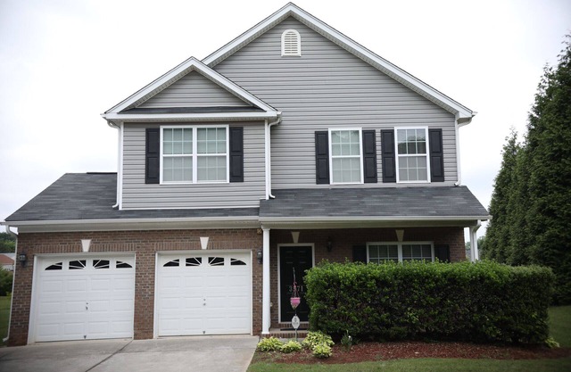 Nice quiet home all to yourself! Centrally Located