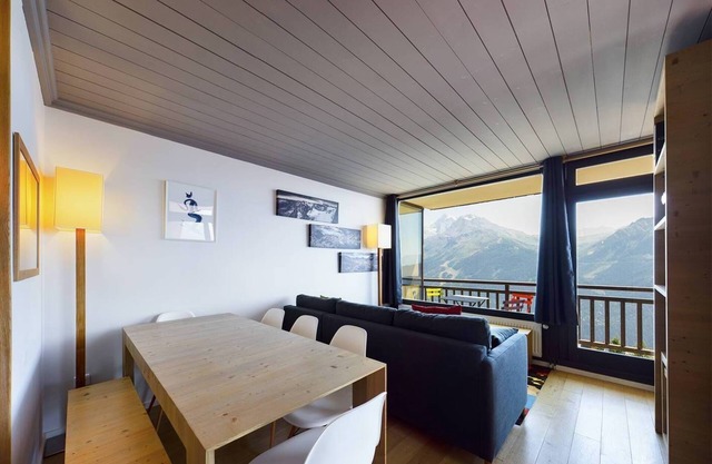 NICE RENOVATED 3 ROOMS APARTMENT