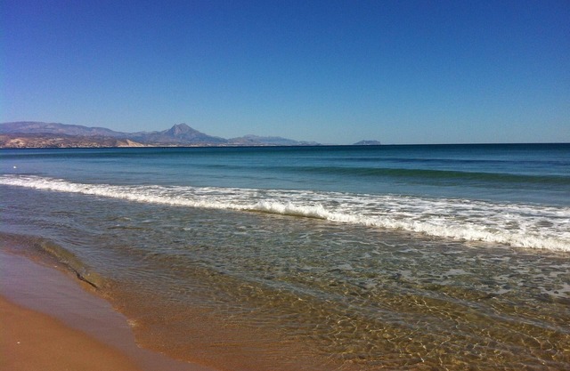 Nice room for rent with bathroom in Urb. With pool and next to the beach