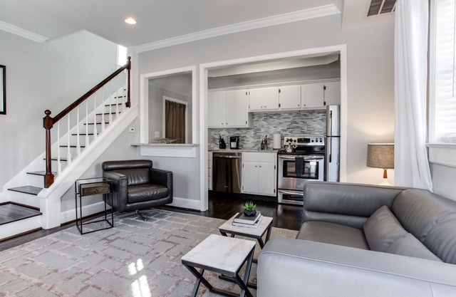 NICE two story 1/1 in virginia highlands walk to Ponce City Market and beltline