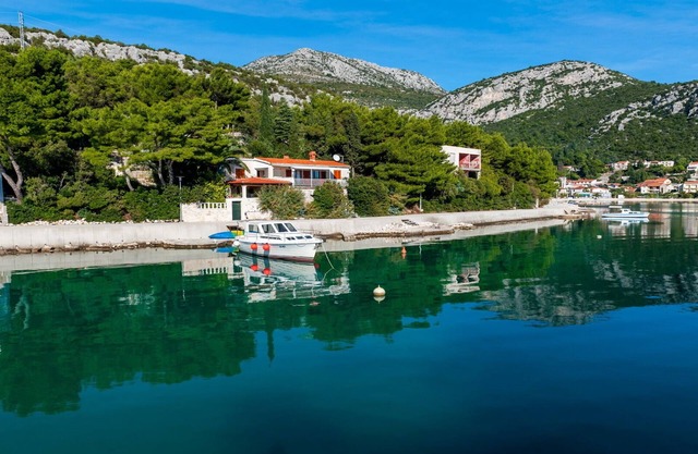 Nice villa direct on sea,surrounded with lot of mediterranean plants,two minutwe