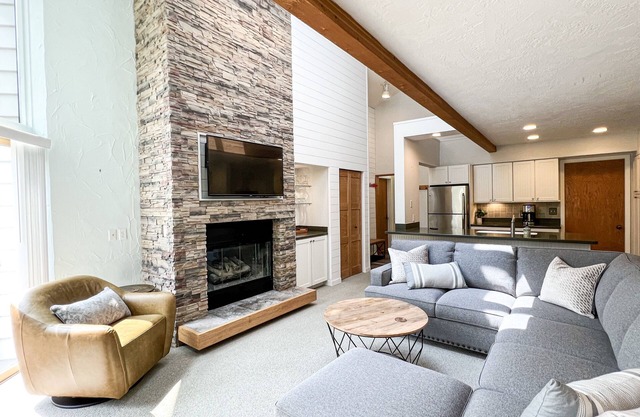 Nicely Decorated 3 Bd LAKESIDE CLUB #56 - Close to Ski Hills + Indoor pool!
