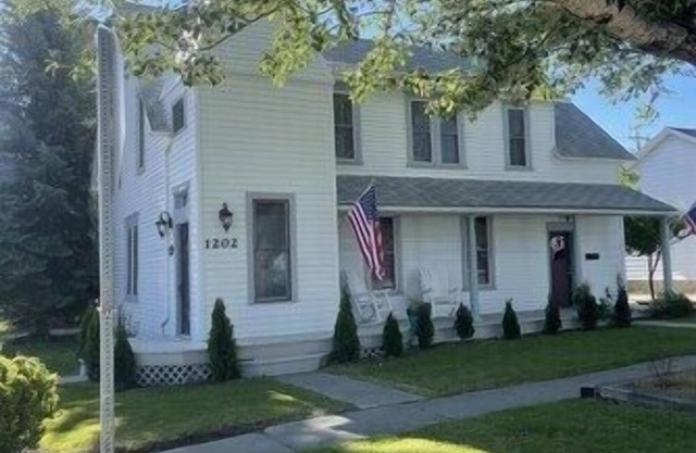Nina's Attic - Historic Downtown Cody home