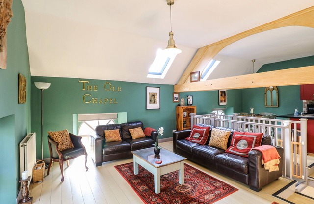 NINE LADIES, family friendly, character holiday cottage in Birchover