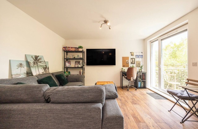 nInviting 1-Bed Flat with Patio near Lochend Park
