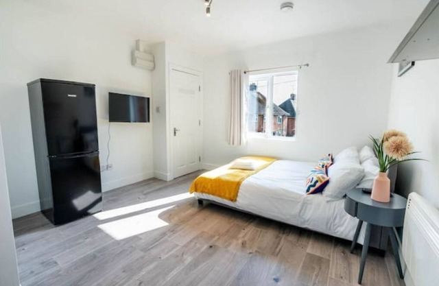 No 02, Studio flat near Aylesbury station town