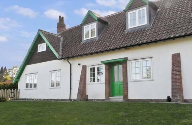 NO. 2 LOW HALL COTTAGES, pet friendly, with a garden in Scalby