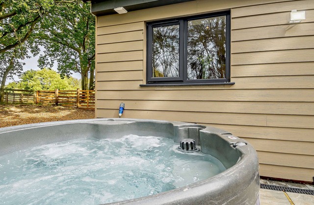 No.5 Hedgehog Den - Two Bedroom House, Sleeps 4