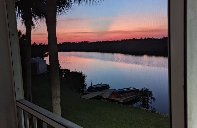 NO CHORES! Waterfront .Minutes to world class beaches Marco/Naples