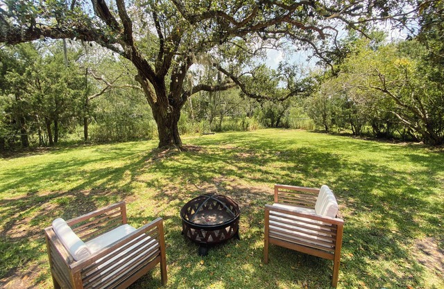 No Fee Fiesta: NO CHORE LISTS-Pet Friendly, Close to Downtown + Beaches