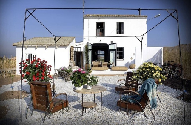 No need for a car! A stylish Rustic Escape in a distinct rural location!