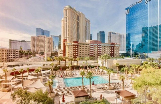 No Resort Fee ! Strip View Suite - Pools & Valet