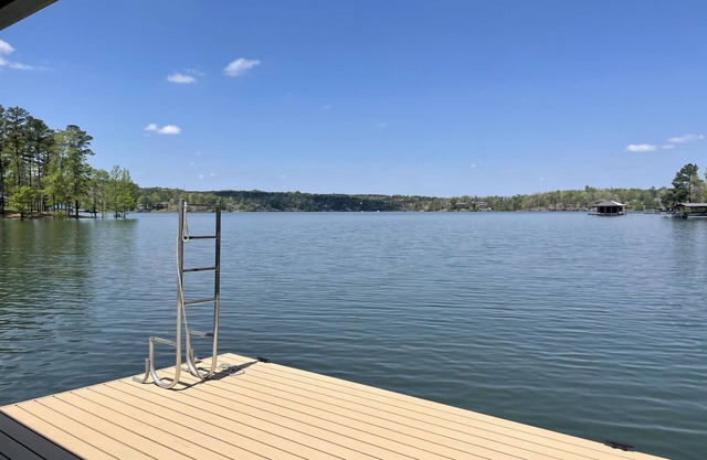 No steps, Game Room, Canoe & Kayaks, Dock, All Paved Roads! 10 min to 2 marinas!