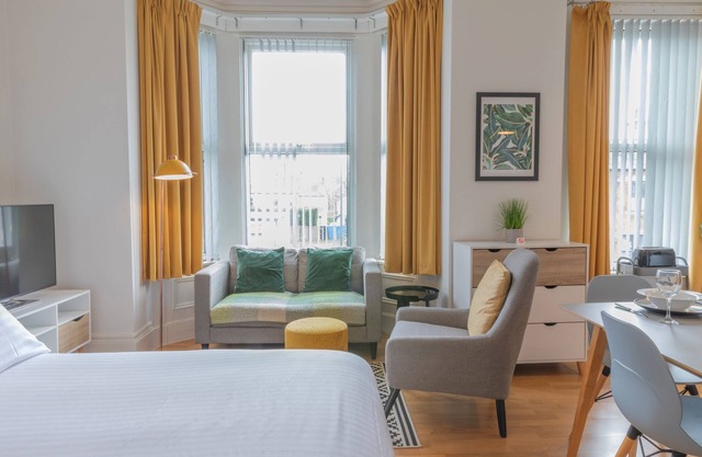 No4 Fulwood Heights - Large Bright Studio nr Hosp