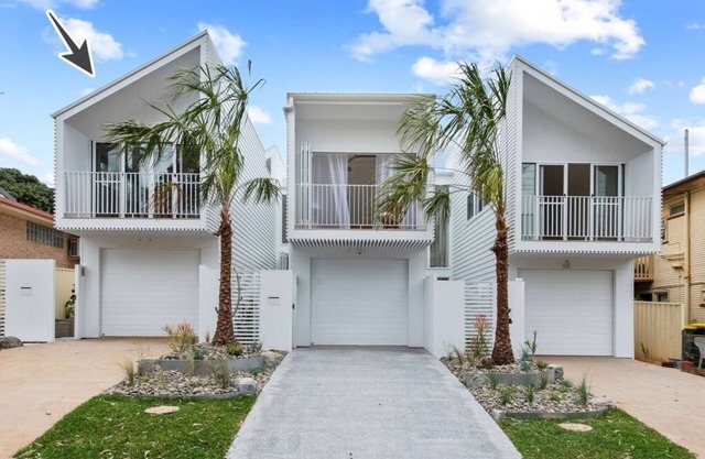 Noahs Beach House at Flynns - executive style, pet friendly