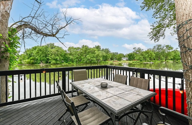 Noblesville Tiny House, golf, kayaks, close to hiking, golf, waterfront!