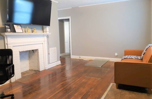 NoDa cottage. Updated place in an amazing location. Walk to everything!